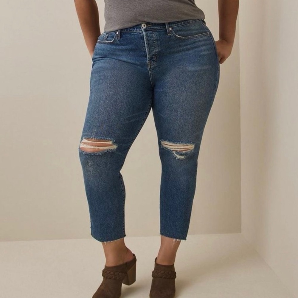 NWT Torrid Tapered Studded Distressed High Rise Straight Jeans Size 24T